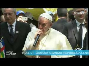 il-saluto-di-papa-francesco-nel-campo-profughi-di-st-sauveur-a-bangui