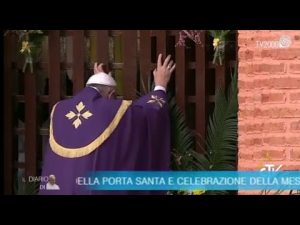 papa-francesco-apre-la-porta-santa-di-bangui