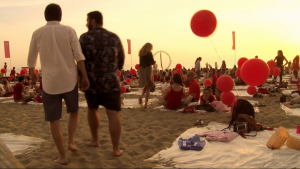 Scena di spiaggia in festa