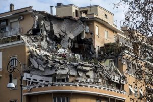 Crollo Roma: residenti in lacrime,'l'abbiamo visto scendere'