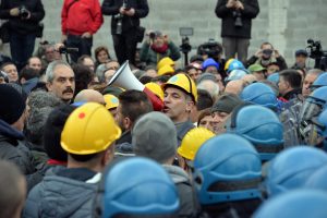 Ilva: Genova, manifestanti e polizia si fronteggiano