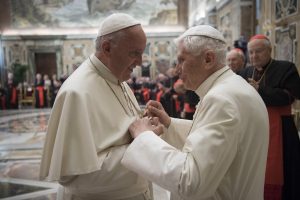 Papa: abbraccia Ratzinger per anniversario sacerdozio