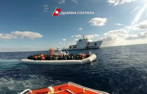 Migranti: 550 persone soccorse al largo della Libia