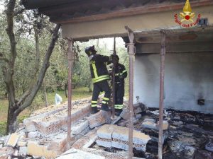 Incendi: fiamme in casa nel Livornese, 2 ustionati gravi