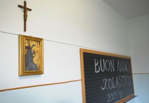 Scuola religione crocifisso insegnante