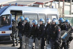 Polizia anti sommossa cariche g8 genova