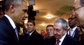 La stretta di mano tra Obama e Castro