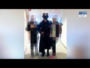 svezia-mascherato-entra-in-scuola-con-una-spada-uccisi-un-professore-e-un-alunno