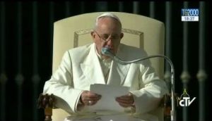 papa-francesco-a-tavola-far-tacere-tv-tablet-e-smartphone