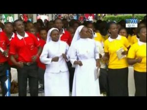 papa-francesco-in-africa-labbraccio-della-gente-tra-canti-e-preghiere