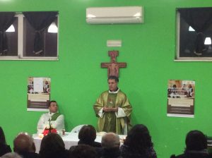 Don Corrado Lorefice durante la Messa al cantiere Crisci Ranni a Modic