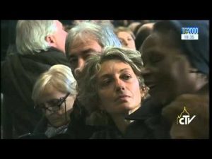 papa-francesco-apre-la-porta-della-carita-a-pochi-metri-dalla-stazione-termini-di-roma