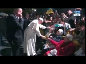 labbraccio-di-papa-francesco-agli-ammalati-ricordate-che-gesu-e-sempre-al-vostro-fianco