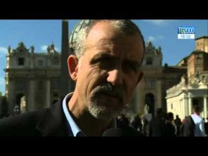 vaticano-un-gruppo-di-ex-detenuti-dona-a-papa-francesco-il-formaggio-del-perdono