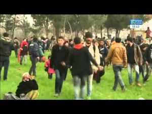 migranti-sfondano-la-barriera-al-confine-tra-grecia-e-macedonia