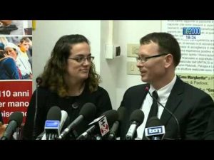 labbraccio-di-papa-francesco-alla-piccola-lizzy-dopo-ludienza-generale-del-mercoledi