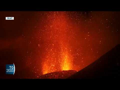 esplosioni sull etna s illumina il cielo sopra catania da Tv2000.it esplosioni sull etna s illumina il cielo sopra catania