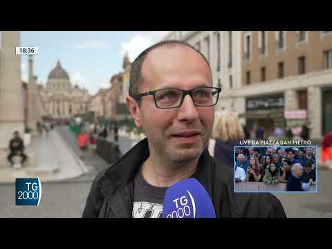 Conclave, fedeli e turisti a San Pietro per assistere alla fumata Conclave, fedeli e turisti a San Pietro per assistere alla fumata