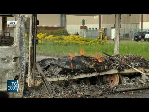 Assalto centro logistico a Lacchiarella, camion in fiamme e chiodi sulle strade