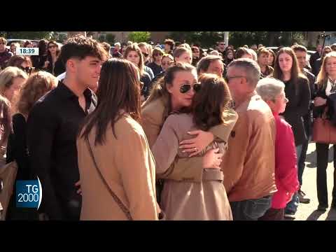 Roma, folla e commozione per l’addio a Beatrice Bellucci Roma, folla e commozione per l’addio a Beatrice Bellucci