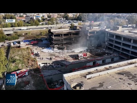 Incendio edificio abbandonato alla periferia di Roma. Uomo si lancia dalla finestra per salvarsi
