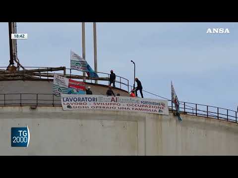 Clamorosa protesta operai Eurallumina a 40 metri su un silos: “Ministero ci convochi” Clamorosa protesta operai Eurallumina a 40 metri su un silos: “Ministero ci convochi”