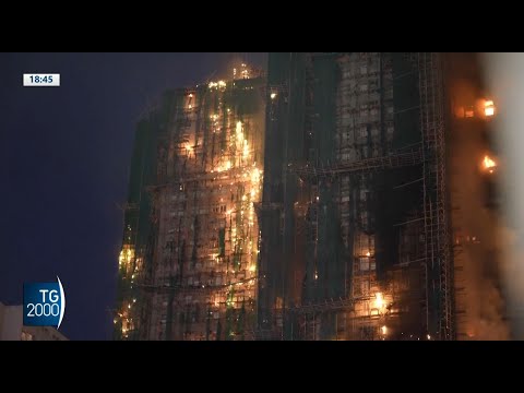 Hong Kong, grattacieli in fiamme. Almeno 13 morti Hong Kong, grattacieli in fiamme. Almeno 13 morti