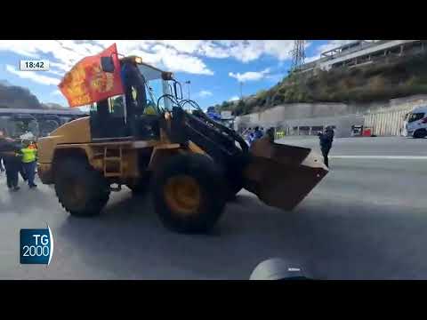 Ex Ilva, continua la protesta degli operai Ex Ilva, continua la protesta degli operai