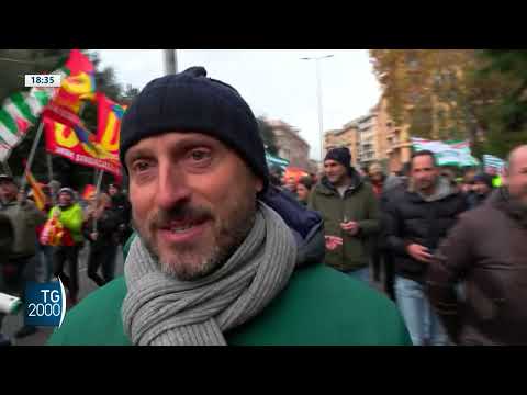 Ex Ilva, tensione a Genova al corteo dello sciopero generale Ex Ilva, tensione a Genova al corteo dello sciopero generale