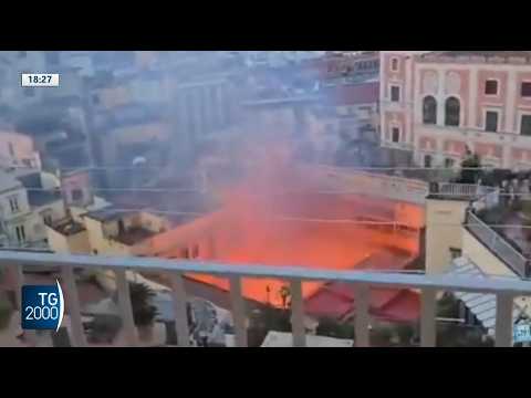 Napoli, teatro Sannazaro distrutto dalle fiamme