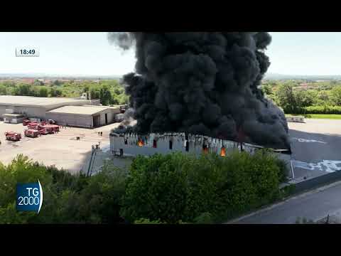 maxi incendio nel pisano brucia plastica chiudete le finestre da Tv2000.it maxi incendio nel pisano brucia plastica chiudete le finestre