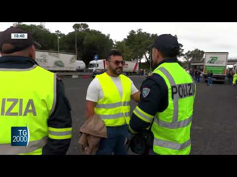 proteste autotrasportatori rischio arrivo alimenti e benzina da Tv2000.it proteste autotrasportatori rischio arrivo alimenti e benzina