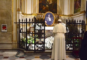 Papa Francesco prega davanti alla tomba di Pier Giorgio Frassati 