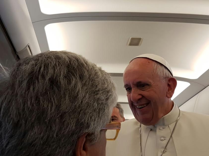 #PapaFrancesco in aereo verso l'Armenia saluta i vaticanisti Andrea Tornielli e Cristiana Caricato