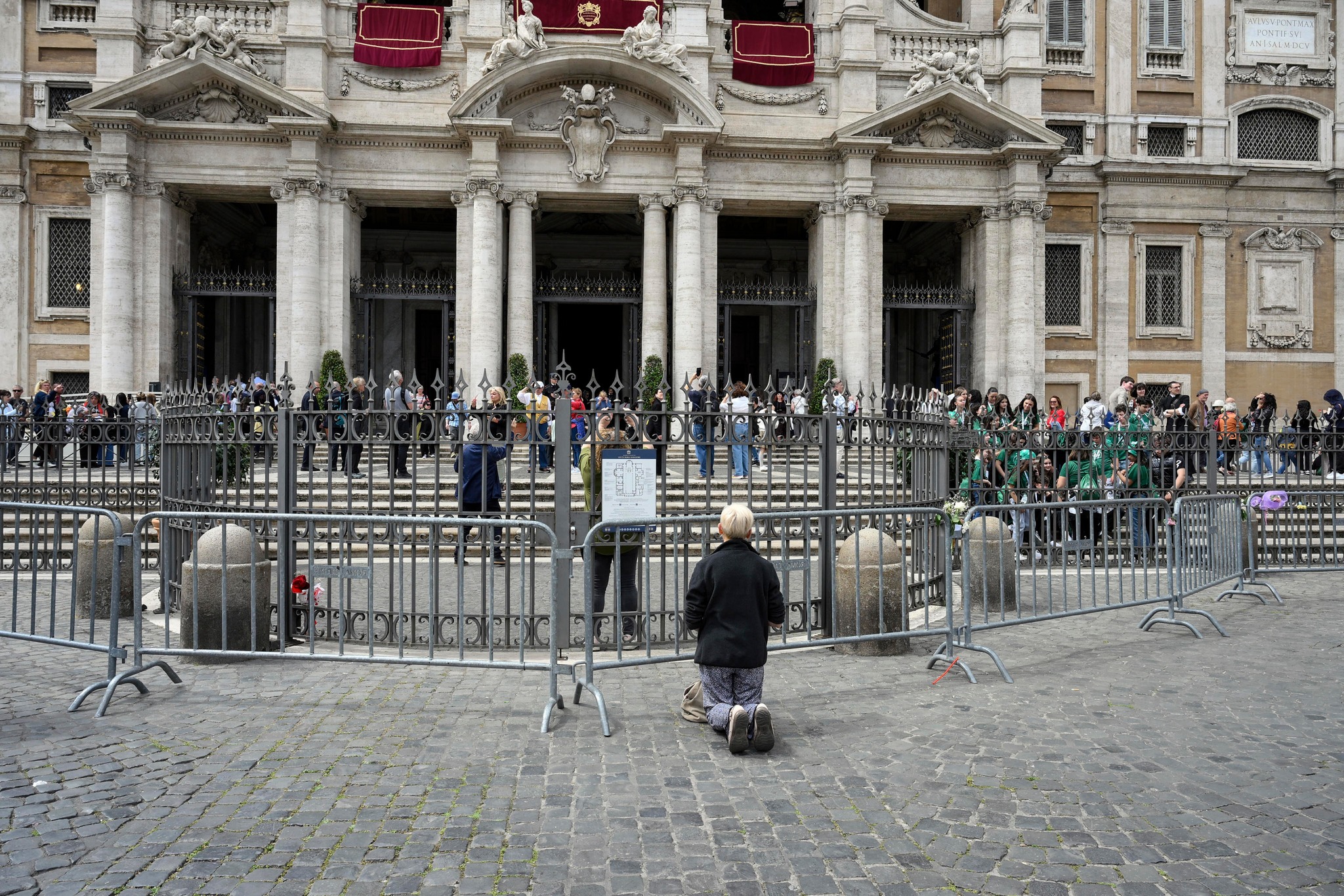 L’omaggio dei cardinali a Papa Francesco e la preghiera della gente