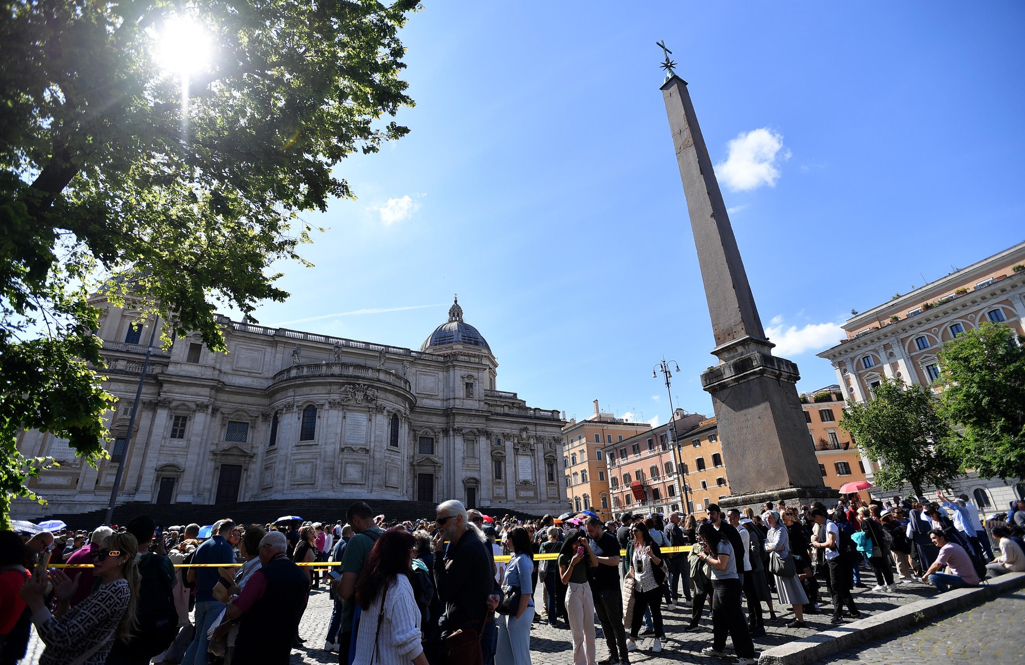 L’omaggio dei cardinali a Papa Francesco e la preghiera della gente