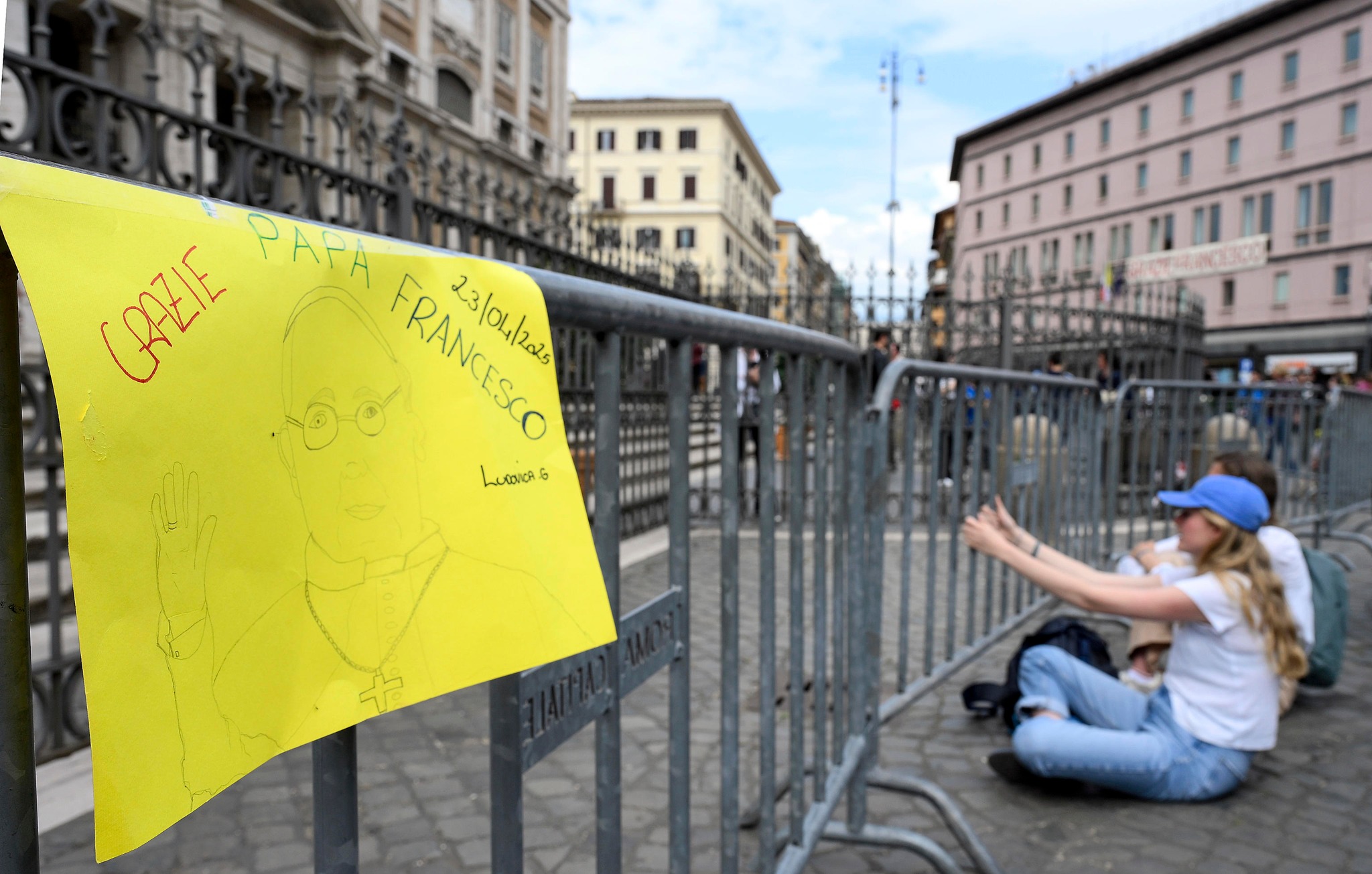 L’omaggio dei cardinali a Papa Francesco e la preghiera della gente