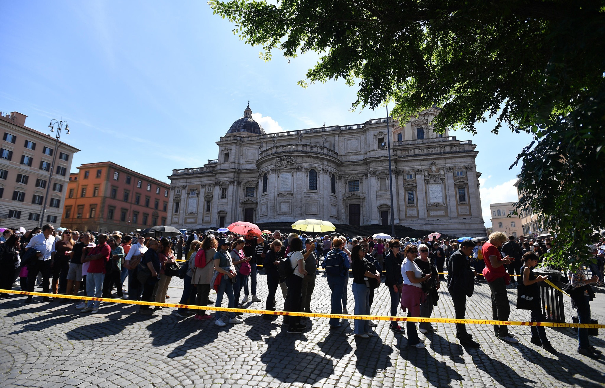 L’omaggio dei cardinali a Papa Francesco e la preghiera della gente