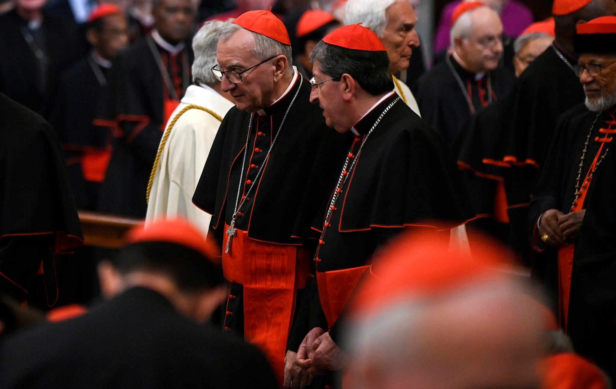 L’omaggio dei cardinali a Papa Francesco e la preghiera della gente