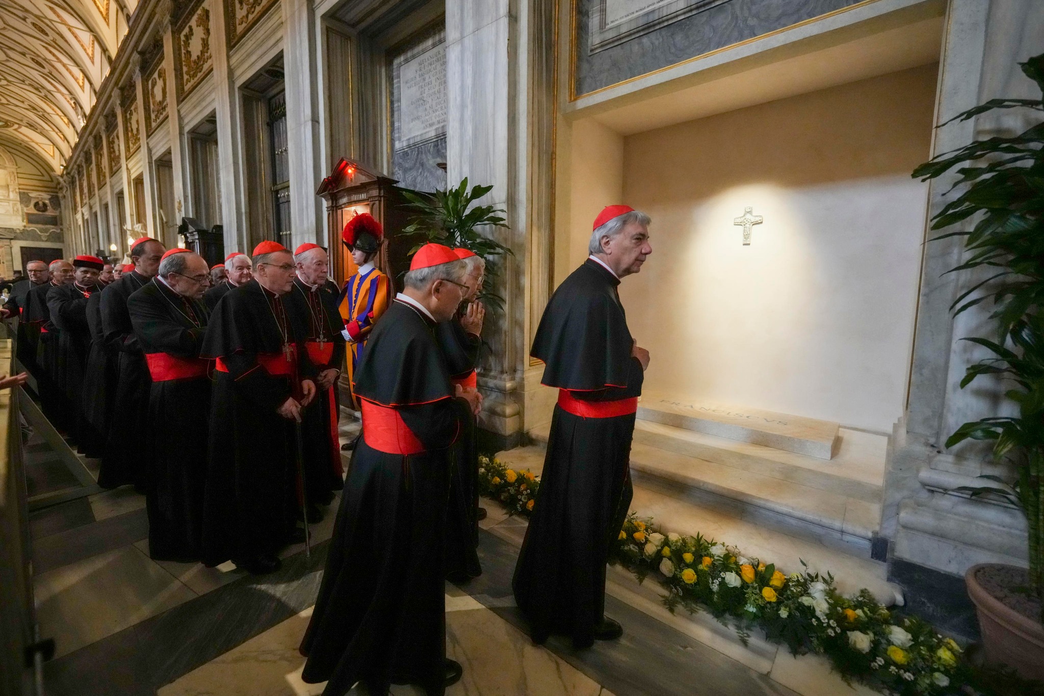 L’omaggio dei cardinali a Papa Francesco e la preghiera della gente