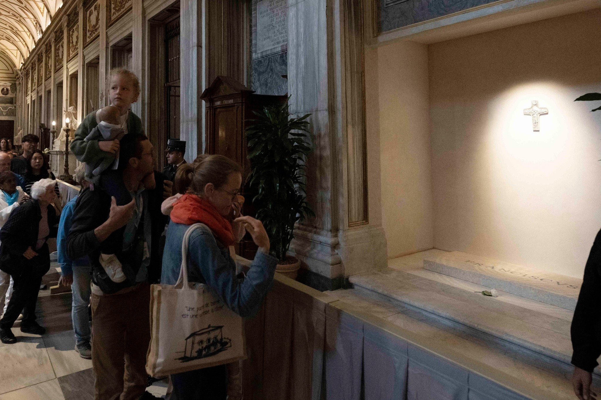 L’omaggio dei cardinali a Papa Francesco e la preghiera della gente