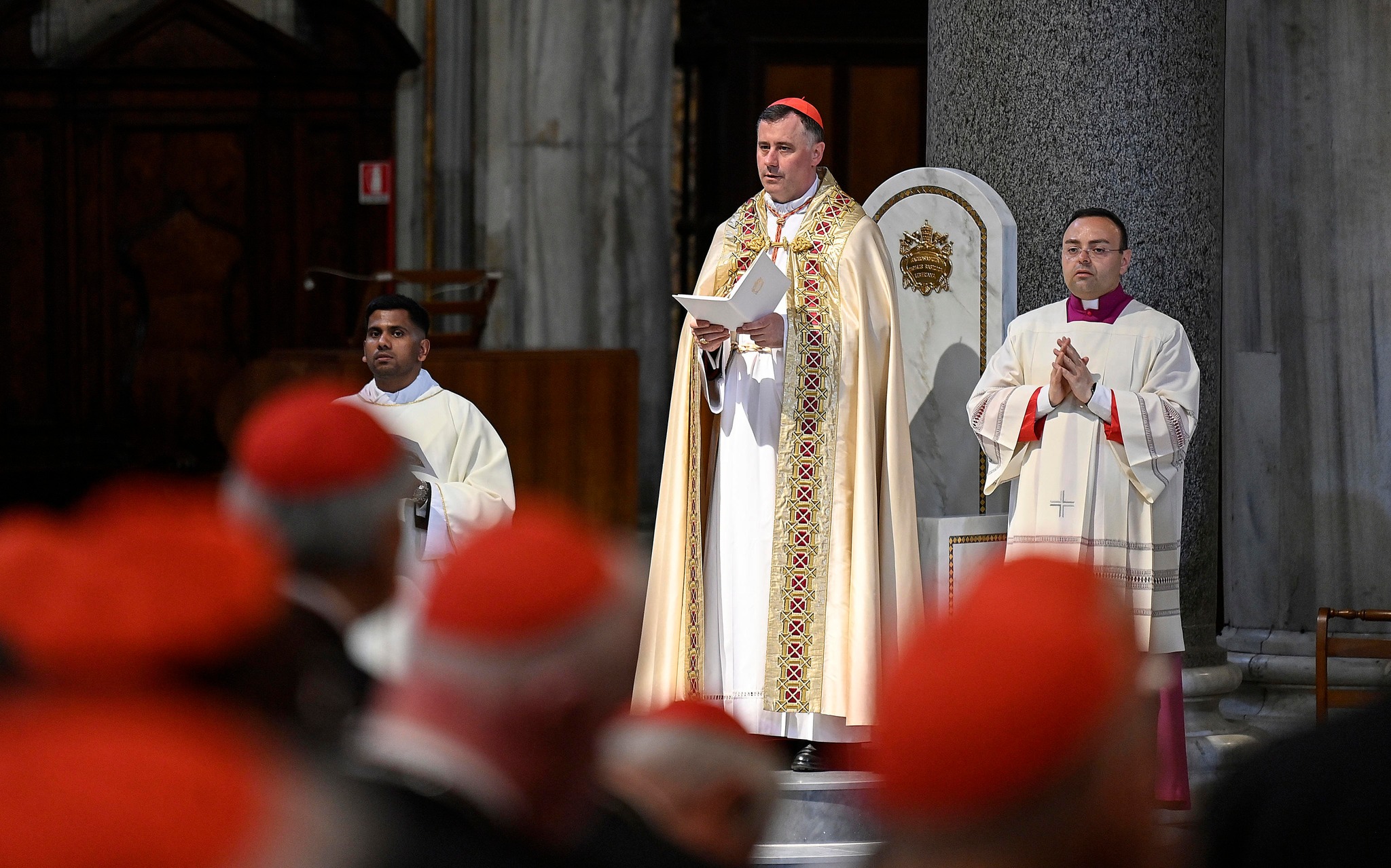 L’omaggio dei cardinali a Papa Francesco e la preghiera della gente