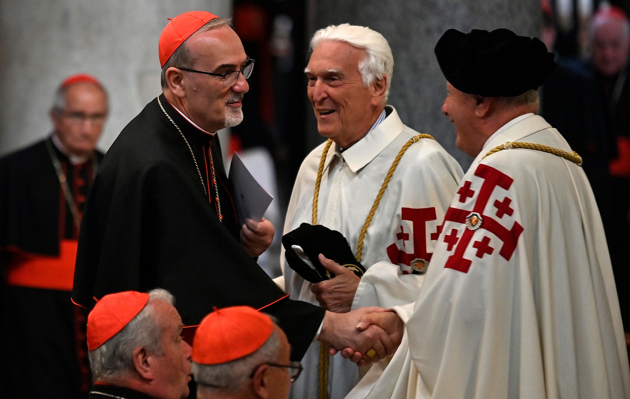 L’omaggio dei cardinali a Papa Francesco e la preghiera della gente