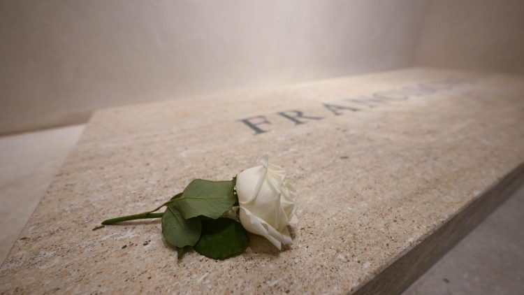 L’omaggio dei cardinali a Papa Francesco e la preghiera della gente