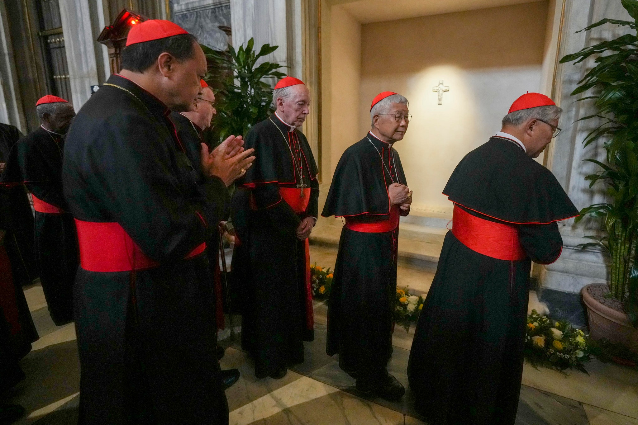 L’omaggio dei cardinali a Papa Francesco e la preghiera della gente