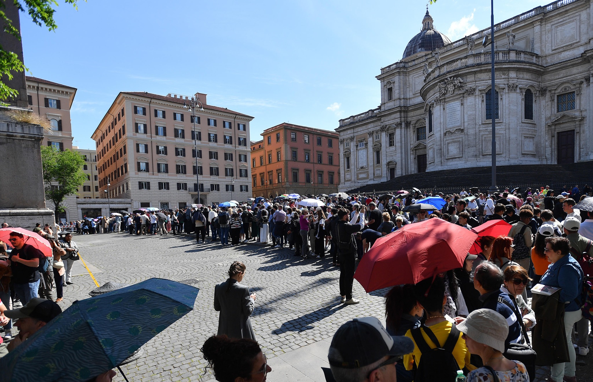 L’omaggio dei cardinali a Papa Francesco e la preghiera della gente