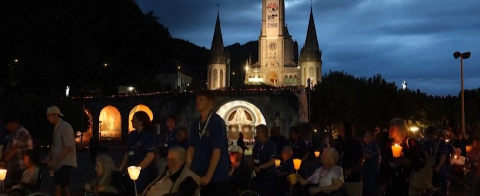 Papa Leone XIV, processione aux flambeaux da Lourdes <br> Oggi 27 settembre ore 21 in diretta 