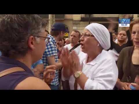 Barcellona, musulmani sulla Rambla manifestano contro il terrorismo