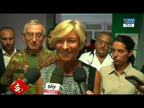 Terremoto Ischia, il ministro Pinotti in visita all'ospedale premia il piccolo Ciro con una medaglia