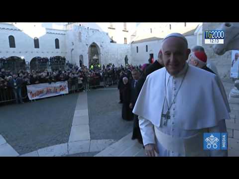 Bari, 40 mila fedeli accolgono Papa Francesco: "La guerra è un pazzia"